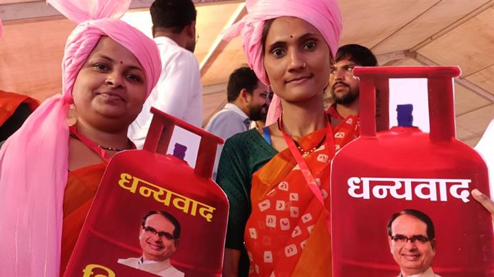 मध्यप्रदेश में घरेलू गैस सिलेंडर योजना की पहली हितग्राही बनी टीकमगढ़ जिले की लक्ष्मी रैकवार